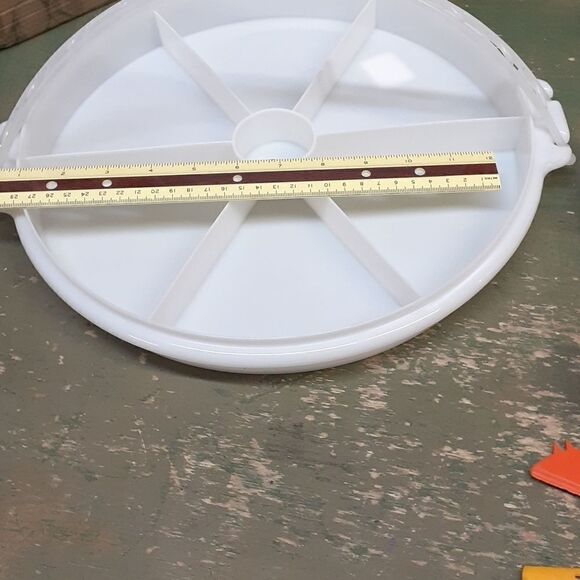 3 pc. Tupperware #405-2 divided tray, 11-909 relish dish, 732-1 condiment server - Picture 4 of 16